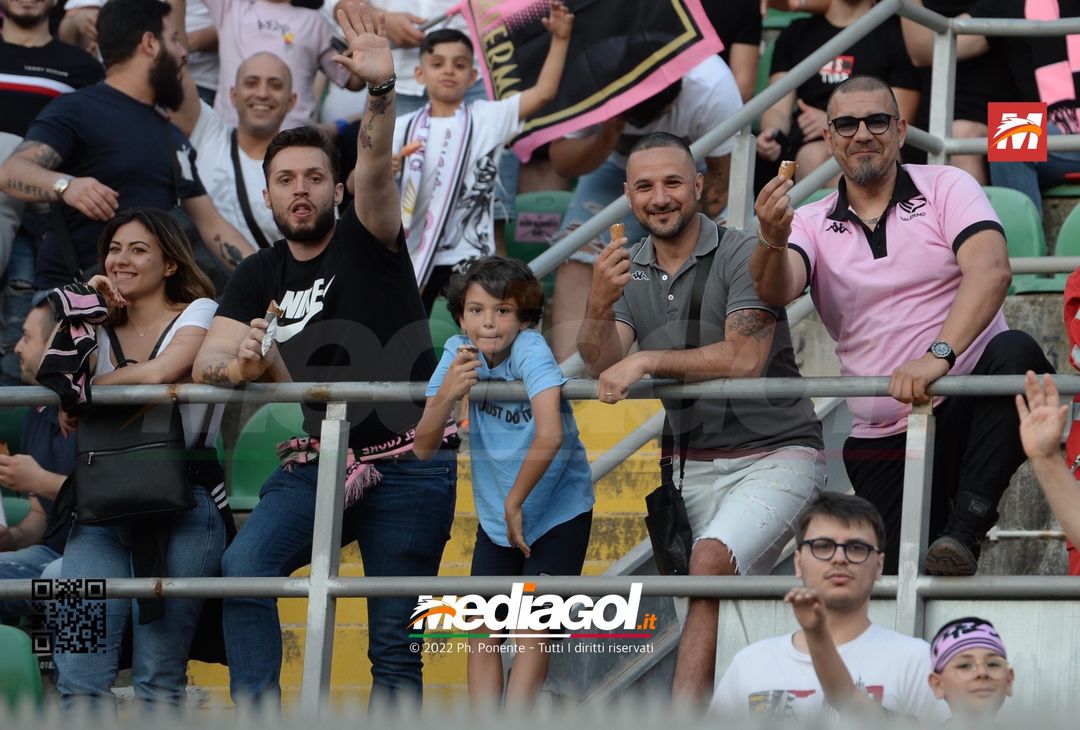 Fototifo, i tifosi allo stadio per Palermo-Feralpisaló 1-0 (gallery) - immagine 37