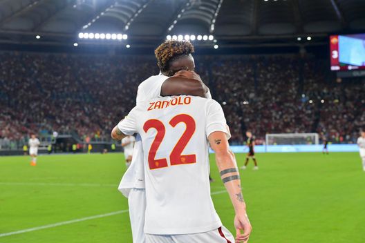 ROME, ITALY - AUGUST 07: Nicolò Zaniolo of AS Roma celebrates after scoring the fourth goal for his team during the pre-season friendly match between AS Roma and Shakhtar Donetsk at Olimpico Stadium on August 07, 2022 in Rome, Italy. (Photo by Fabio Rossi/AS Roma via Getty Images) Roma, che spettacolo all’Olimpico: 5-0 allo Shakhtar. Zaniolo è tornato – FOTO- immagine 3