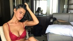 Eva Padlock da impazzire: l’ex ombrellina MotoGP in lingerie rossa è mozzafiato
