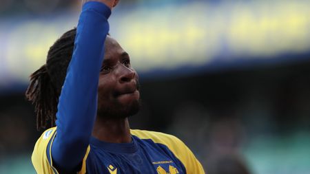 VERONA, ITALY - FEBRUARY 13: Adrien Tameze of Hellas Verona celebrates his goal during the Serie A match between Hellas Verona and Udinese Calcio at Stadio Marcantonio Bentegodi on February 13, 2022 in Verona, Italy. (Photo by Emilio Andreoli/Getty Images)