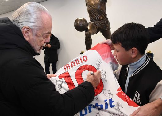 FOTO De Laurentiis incontra il giovane attore Di Leva: il regalo del presidente- immagine 2
