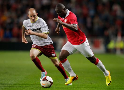 EINDHOVEN, NETHERLANDS - JULY 30: Jetro Willems of PSV gets past Franck Berrier of Zulte Waregem during the First Leg, 3rd Qualifying Round UEFA Champions League match between PSV Eindhoven and SV Zulte Waregem at Philips Stadion on July 30, 2013 in Eindhoven, Netherlands. (Photo by Dean Mouhtaropoulos/Getty Images) EINDHOVEN, NETHERLANDS - JULY 30: Jetro Willems of PSV gets past Franck Berrier of Zulte Waregem during the First Leg, 3rd Qualifying Round UEFA Champions League match between PSV Eindhoven and SV Zulte Waregem at Philips Stadion on July 30, 2013 in Eindhoven, Netherlands. (Photo by Dean Mouhtaropoulos/Getty Images)