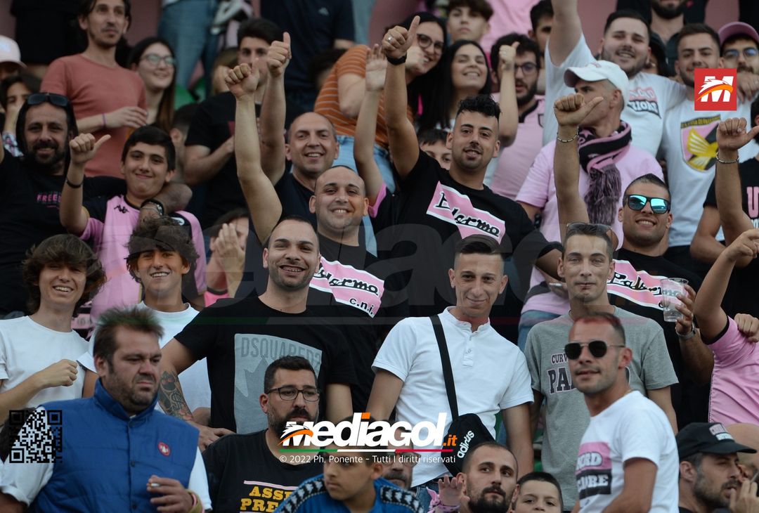 Fototifo, i tifosi allo stadio per Palermo-Feralpisaló 1-0 (gallery) - immagine 170