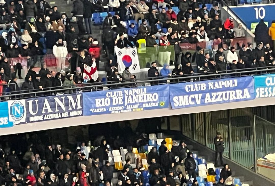 FOTO UANM, i tifosi al Maradona e dalle sedi per Napoli-Roma: striscioni e sorrisi - immagine 15