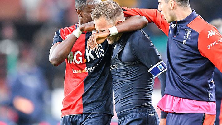 GENOA, ITALY - MAY 6: Domenico Criscito of Genoa (C) celebrates with his team-mates Kelvin Yeboah and Filippo Melegoni after scoring a goal from the penalty spot during the Serie A match between Genoa CFC and Juventus at Stadio Luigi Ferraris on April 30, 2022 in Genoa, Italy. (Photo by Getty Images) Stilettata blucerchiata: ai saluti Mimmo Criscito, l’eroe del derby di Genova… - immagine 1