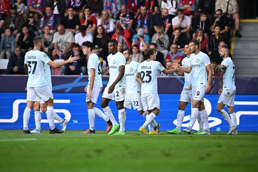 PLZEN, CZECH REPUBLIC - SEPTEMBER 13: Edin Dzeko of FC Internazionale celebrates with team-mates after scoring the goal during the UEFA Champions League group C match between Viktoria Plzen and FC Internazionale at Doosan Arena on September 13, 2022 in Plzen, Czech Republic. (Photo by Mattia Ozbot - Inter/Inter via Getty Images) Dzeko finalmente una… Viktoria per le italiane a Plzen - immagine 1