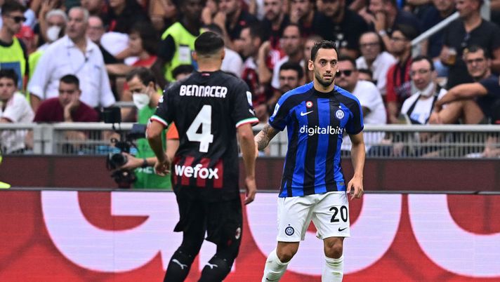 MILAN, ITALY - SEPTEMBER 03: Hakan Calhanoglu of FC Internazionale competes for the ball with Ismael Bennacer of AC Milan during the Serie A match between AC Milan and FC Internazionale at Stadio Giuseppe Meazza on September 03, 2022 in Milan, Italy. (Photo by Mattia Ozbot - Inter/Inter via Getty Images) CALHANOGLU DERBY