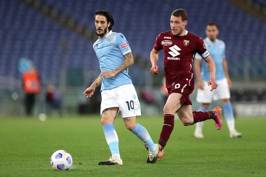  ROME, ITALY - MAY 18: Luis Alberto of S.S. Lazio looks for a pass during the Serie A match between SS Lazio and Torino FC at Stadio Olimpico on May 18, 2021 in Rome, Italy. Sporting stadiums around Italy remain under strict restrictions due to the Coronavirus Pandemic as Government social distancing laws prohibit fans inside venues resulting in games being played behind closed doors. (Photo by Paolo Bruno/Getty Images) 