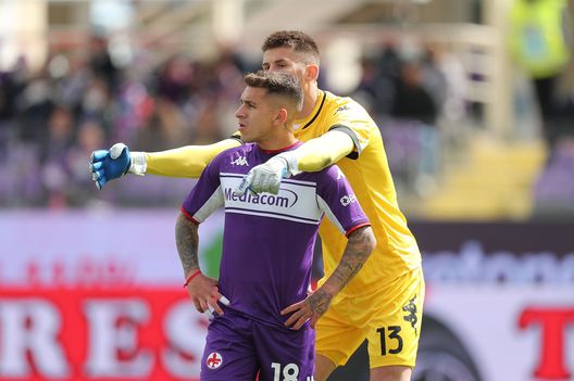 FLORENCE, ITALY - APRIL 03: Lucas Sebastián Torreira Di Pascua of ACF Fiorentina looks on next to Guglielmo Vicario goalkeeper of Empoli FC during the Serie A match between ACF Fiorentina and Empoli FC at Stadio Artemio Franchi on April 3, 2022 in Florence, Italy. (Photo by Gabriele Maltinti/Getty Images) ACF si muove per Vicario, partiti i primi contatti. Da superare un altro club- immagine 2