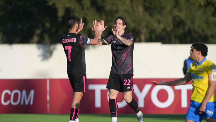 ALBUFEIRA, PORTUGAL - DECEMBER 22: Nicolò Zaniolo of AS Roma celebrates after scored the third goal for his team during the friendly match between AS Roma and RKC Waalwijk at Estadio Municipal de Albufeira on December 22, 2022 in Albufeira, Portugal. (Photo by Fabio Rossi/AS Roma via Getty Images) La Roma lascia il Portogallo con una vittoria. FIFPRO: “Karsdorp vittima di mobbing” - immagine 1