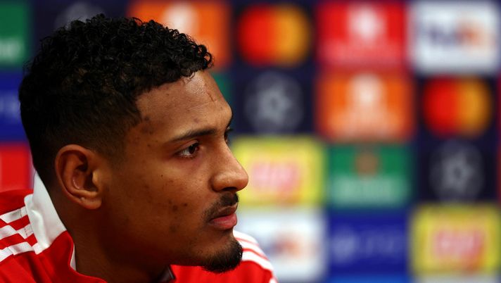 AMSTERDAM, NETHERLANDS - MARCH 14: Sebastien Haller of Ajax speaks to the media during the press conference prior to the training session of AFC Ajax at Johan Cruyff Arena on March 14, 2022 in Amsterdam, Netherlands. Ajax will face SL Benfica in the UEFA Champions League Round Of Sixteen Leg Two match on March 15, 2022. (Photo by Dean Mouhtaropoulos/Getty Images) Shock Borussia Dortmund: Haller deve fermarsi, diagnosticato un tumore - immagine 1