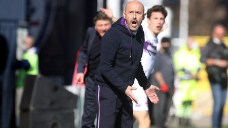 CAGLIARI, ITALY - JANUARY 23: Vincenzo Italiano coach of Fiorentina reacts during the Serie A match between Cagliari Calcio and ACF Fiorentina at Sardegna Arena on January 23, 2022 in Cagliari, Italy. (Photo by Enrico Locci/Getty Images)