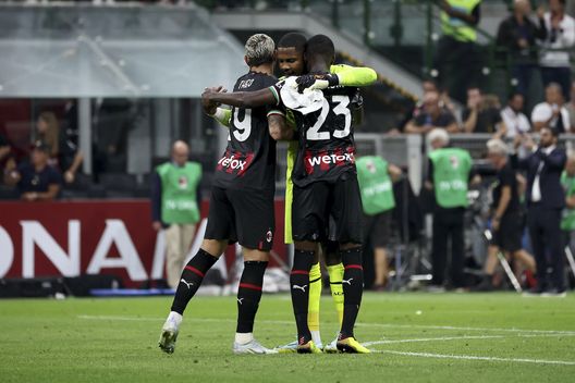 Theo Hernández, Mike Maignan e Fikayo Tomori (giocatori AC Milan) esultano per la vittoria nel derby per 3-2 contro l'Inter | Milan News (Getty Images) Theo Hernández Maignan Tomori AC Milan derby Milan-Inter 3-2 Serie A 2022-2023