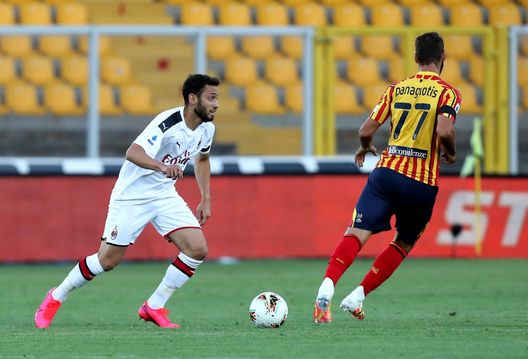 Hakan Calhanoglu e Panagiotis Tachtsidis durante Lecce-Milan (credits: GETTY Images) Hakan Calhanoglu e Panagiotis Tachtsidis durante Lecce-Milan (credits: GETTY Images)