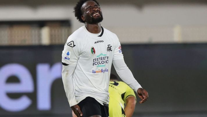 LA SPEZIA, ITALY - NOVEMBER 08: M'bala Nzola of Spezia Calcio reacts during the Serie A match between Spezia Calcio and Udinese Calcio at Stadio Alberto Picco on November 8, 2022 in La Spezia, Italy. (Photo by Gabriele Maltinti/Getty Images) Tuttosport: “Nzola e la clausola che si attiva con mille euro: cosa cambia con il Torino” - immagine 1