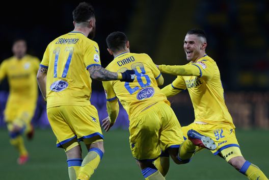  FROSINONE, ITALY - FEBRUARY 23: Camillo Ciano #28 with his teammates of Frosinone Calcio celebrates after scoring the opening goal during the Serie A match between Frosinone Calcio and AS Roma at Stadio Benito Stirpe on February 23, 2019 in Frosinone, Italy. (Photo by Paolo Bruno/Getty Images) 