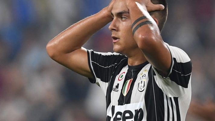 TURIN, ITALY - AUGUST 20: Paulo Dybala of Juventus FC reacts during the Serie A match between Juventus FC and ACF Fiorentina at Juventus Arena on August 20, 2016 in Turin, Italy. (Photo by Valerio Pennicino/Getty Images) JUVE – Dybala ancora non rientra: ennesima seduta di allenamento a parte! - immagine 1