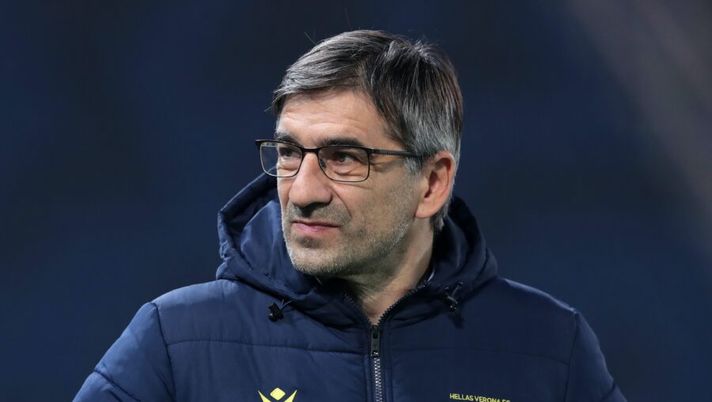 BERGAMO, ITALY - NOVEMBER 28: Ivan Juric, Head Coach of Hellas Verona F.C. looks on prior to the Serie A match between Atalanta BC and Hellas Verona FC at Gewiss Stadium on November 28, 2020 in Bergamo, Italy. Football Stadiums around Europe remain empty due to the Coronavirus Pandemic as Government social distancing laws prohibit fans inside venues resulting in fixtures being played behind closed doors. (Photo by Emilio Andreoli/Getty Images) Juric: “Kalinic, decido oggi! Benassi è a Firenze, perché Lovato gioca meno, Lazovic…” - immagine 1