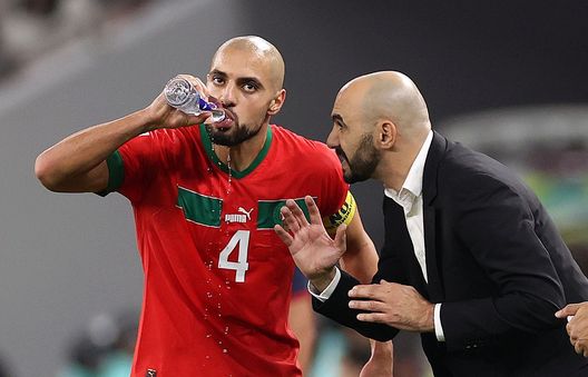 DOHA, QATAR - DECEMBER 10: Sofyan Amrabat of Morocco listens to instructions from Head Coach Walid Regragui during the FIFA World Cup Qatar 2022 quarter final match between Morocco/Spain and Portugal/Switzerland at Al Thumama Stadium on December 10, 2022 in Doha, Qatar. (Photo by Michael Steele/Getty Images) In campo senza Amrabat: venerdì a porte aperte- immagine 2