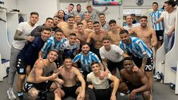 Calci alle bottiglie e Fernàndez colpito dai tifosi: il derby corrida lo vince il Racing