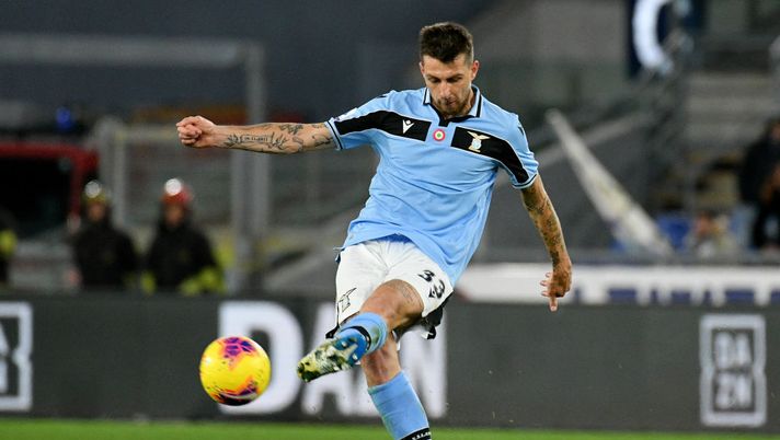 ROME, ITALY - FEBRUARY 05: Francesco Acerbi of SS lazio in action during the Serie A match between SS Lazio and Hellas Verona at Stadio Olimpico on February 05, 2020 in Rome, Italy. (Photo by Marco Rosi/Getty Images) Idea Acerbi, ma l’ingaggio è troppo alto - immagine 1
