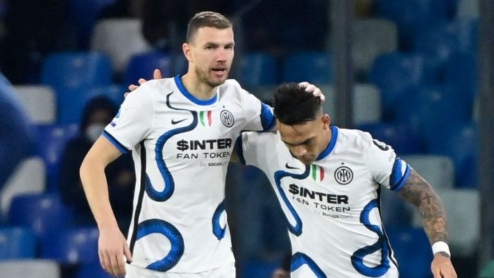 Inter Milan's Bosnian forward Edin Dzeko celebrates his goal with teammate Inter Milan's Argentine forward Lautaro Martinez during the Italian Serie A football match between SCC Napoli and Inter Milan at the Stadio Diego Armando Maradona stadium in Naples on February 12, 2022. (Photo by Alberto PIZZOLI / AFP) (Photo by ALBERTO PIZZOLI/AFP via Getty Images) Cosa filtra su Dzeko e Handanovic, la gestione di Lautaro: la formazione dell’Inter - immagine 1