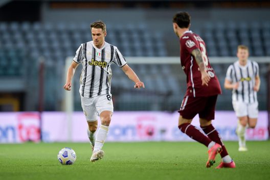  TURIN, ITALY - APRIL 03: Aaron Ramsey of Juventus runs with the ball during the Serie A match between Torino FC and Juventus at Stadio Olimpico di Torino on April 03, 2021 in Turin, Italy. Sporting stadiums around Italy remain under strict restrictions due to the Coronavirus Pandemic as Government social distancing laws prohibit fans inside venues resulting in games being played behind closed doors. (Photo by Daniele Badolato - Juventus FC/Juventus FC via Getty Images) 