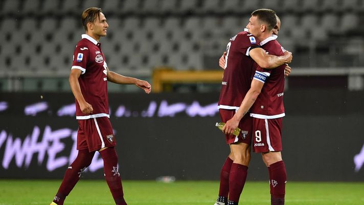 TURIN, ITALY - JUNE 23:  Andrea Belotti (R) of Torino FC celebrates victory with team mate Lorenzo De Silvestri at the end of the Serie A match between Torino FC and  Udinese Calcio at Stadio Olimpico di Torino on June 23, 2020 in Turin, Italy.  (Photo by Valerio Pennicino/Getty Images) 
