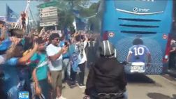 VIDEO Napoli-Fiorentina, pullman azzurro al “Maradona”: l’accoglienza dei tifosi