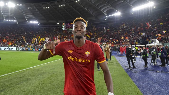 ROME, ITALY - MAY 05: Tammy Abraham of AS Roma celebrates the victory after the UEFA Conference League Semi Final Leg Two match between AS Roma and Leicester City at Stadio Olimpico on May 05, 2022 in Rome, Italy. (Photo by Fabio Rossi/AS Roma via Getty Images) La Roma partita per Firenze in treno: inizia il countdown per la sfida di domani - immagine 1