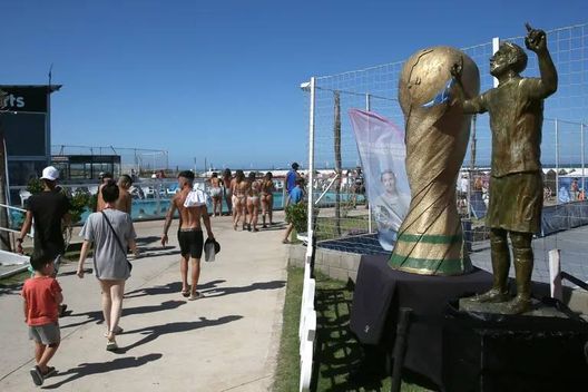 Mar del Plata, ecco la prima statua al mondo con Messi e le 3 stelle mondiali- immagine 3