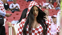 Mondiali, scandalo in Qatar: tifosa Croazia sfoggia forme da capogiro (video)