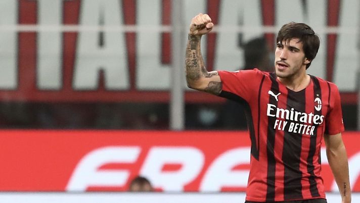 Sandro Tonali (centrocampista AC Milan) esulta per il suo gol in Milan-Cagliari (Serie A 2021-2022) | News (Getty Images) 