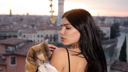 Vista stupenda per Jovana. Ma il décolleté di lady Djordjevic incanta ancora di più