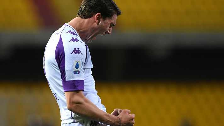 BENEVENTO, ITALY - MARCH 13: Dusan Vlahovic of ACF Fiorentina celebrates after scoring his team's second goal during the Serie A match between Benevento Calcio and ACF Fiorentina at Stadio Ciro Vigorito on March 13, 2021 in Benevento, Italy. Sporting stadiums around Italy remain under strict restrictions due to the Coronavirus Pandemic as Government social distancing laws prohibit fans inside venues resulting in games being played behind closed doors. (Photo by Francesco Pecoraro/Getty Images) BENEVENTO, ITALY - MARCH 13: Dusan Vlahovic of ACF Fiorentina celebrates after scoring his team's second goal during the Serie A match between Benevento Calcio and ACF Fiorentina at Stadio Ciro Vigorito on March 13, 2021 in Benevento, Italy. Sporting stadiums around Italy remain under strict restrictions due to the Coronavirus Pandemic as Government social distancing laws prohibit fans inside venues resulting in games being played behind closed doors. (Photo by Francesco Pecoraro/Getty Images)