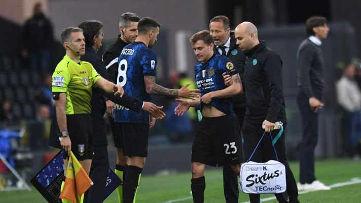 UDINE, ITALY - MAY 01: Nicolò Barella of FC Internazionale injured during the Serie A match between Udinese Calcio and FC Internazionale at Dacia Arena on May 01, 2022 in Udine, Italy. (Photo by Alessandro Sabattini/Getty Images) Infortunio Barella, parla Inzaghi: “Cosa mi hanno detto i medici, buone notizie! L’attacco…” - immagine 1