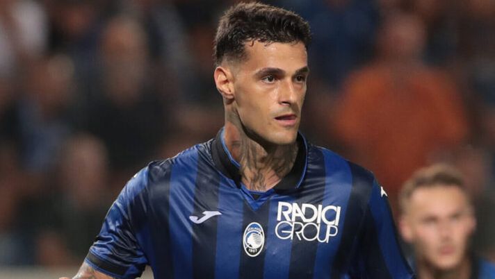 BERGAMO, ITALY - SEPTEMBER 02: Gianluca Scamacca of Atalanta BC looks on during the Serie A TIM match between Atalanta BC and AC Monza at Gewiss Stadium on September 02, 2023 in Bergamo, Italy. (Photo by Emilio Andreoli/Getty Images) Gasperini: “Scamacca, ecco quando torna in gruppo e in campo! CDK e Muriel…” - immagine 1
