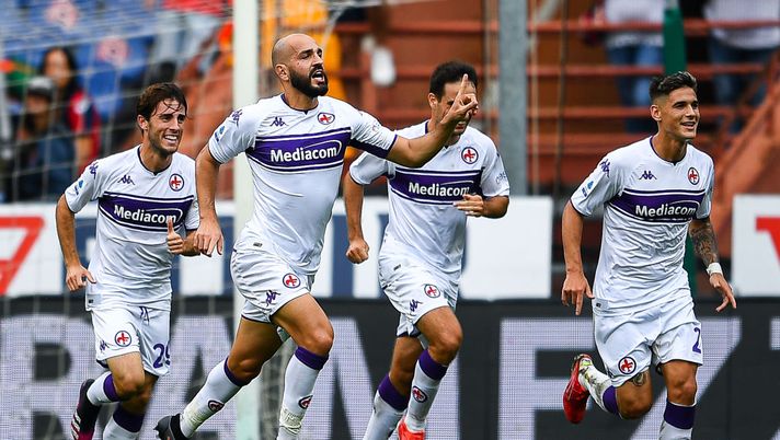 GENOA, ITALY - SEPTEMBER 18: Riccardo Saponara of Fiorentina (2nd from L) celebrates with his team-mates after scoring a goal during the Serie A match between Genoa CFC and AFC Fiorentina at Stadio Luigi Ferraris on September 18, 2021 in Genoa, Italy. (Photo by Getty Images) La scelta in porta, Vlahovic certezza e due ballottaggi: tutto sulla formazione della Fiorentina - immagine 1