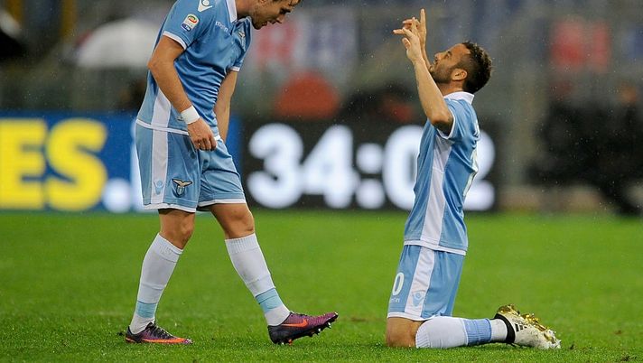 ROME, ROMA - OCTOBER 26: Felipe Anderson with his teammates of ss lazio celebrates after scoring the fourth goal during the Serie A match between SS Lazio and Cagliari Calcio at Stadio Olimpico on October 26, 2016 in Rome, Italy. (Photo by Getty Images/Getty Images) ROME, ROMA - OCTOBER 26: Felipe Anderson with his teammates of ss lazio celebrates after scoring the fourth goal during the Serie A match between SS Lazio and Cagliari Calcio at Stadio Olimpico on October 26, 2016 in Rome, Italy. (Photo by Getty Images/Getty Images)