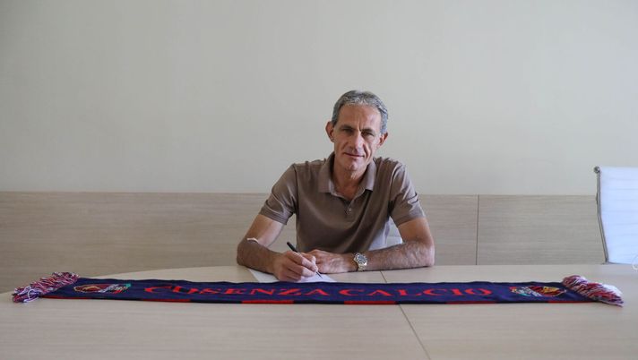 Cosenza in alto mare: i Lupi hanno appena ufficializzato il tecnico Cosenza in alto mare: i Lupi hanno appena ufficializzato il tecnico