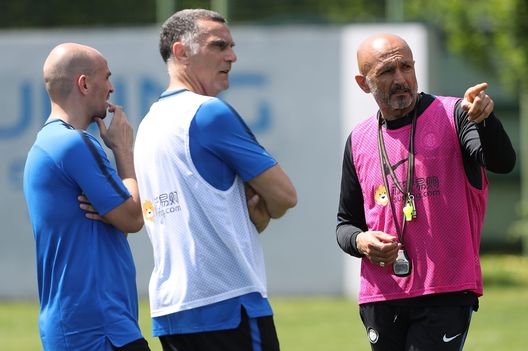 COMO, ITALY - MAY 10: FC Internazionale coach Luciano Spalletti (R) speaks to Esteban Cambiasso (L) and Giuseppe Bergomi (C) of Inter Forever during the FC Internazionale training session at the club's training ground Suning Training Center in memory of Angelo Moratti on May 10, 2018 in Como, Italy. (Photo by Marco Luzzani - Inter/FC Internazionale via Getty Images) COMO, ITALY - MAY 10: FC Internazionale coach Luciano Spalletti (R) speaks to Esteban Cambiasso (L) and Giuseppe Bergomi (C) of Inter Forever during the FC Internazionale training session at the club's training ground Suning Training Center in memory of Angelo Moratti on May 10, 2018 in Como, Italy. (Photo by Marco Luzzani - Inter/FC Internazionale via Getty Images)