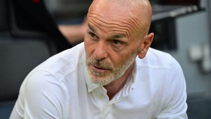 AC Milan's Italian head coach Stefano Pioli looks on prior to the start of the Italian Serie A football match between AC Milan and Atalanta Bergamo at the San Siro stadium in Milan on May 15, 2022. (Photo by MIGUEL MEDINA / AFP) (Photo by MIGUEL MEDINA/AFP via Getty Images) Pioli: “Ibra si è operato per giocare ancora! Credo che Leao rimarrà, su Maldini dico…” - immagine 1