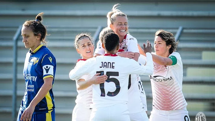 Natasha Dowie (attaccante AC Milan Femminile) esulta per il suo gol in Verona-Milan (Serie A Femminile 2020-2021) | AC Milan News (acmilan.com)