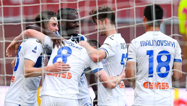 GENOA, ITALY - MAY 15: Robin Gosens of Atalanta (3rd from L) celebrates with his team-mates after scoring a goal during the Serie A match between Genoa CFC and Atalanta Bergamasca Calcio at Stadio Luigi Ferraris on May 15, 2021 in Genoa, Italy. (Photo by Getty Images) 