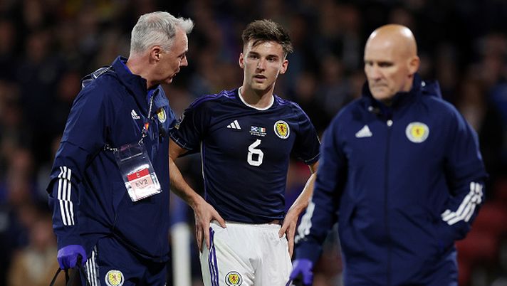 GLASGOW, SCOTLAND - SEPTEMBER 24: Kieran Tierney of Scotland leaves the field after recieving medical treatment during the UEFA Nations League League B Group 1 match between Scotland and Republic of Ireland at Hampden Park National Stadium on September 24, 2022 in Glasgow, Scotland. (Photo by Ian MacNicol/Getty Images) EMERGENZA INFORTUNI ARSENAL