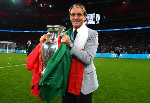 LONDON, ENGLAND - JULY 11: Roberto Mancini, Head Coach of Italy celebrates with The Henri Delaunay Trophy following his team's victory in the UEFA Euro 2020 Championship Final between Italy and England at Wembley Stadium on July 11, 2021 in London, England. (Photo by Claudio Villa/Getty Images) LONDON, ENGLAND - JULY 11: Roberto Mancini, Head Coach of Italy celebrates with The Henri Delaunay Trophy following his team's victory in the UEFA Euro 2020 Championship Final between Italy and England at Wembley Stadium on July 11, 2021 in London, England. (Photo by Claudio Villa/Getty Images)
