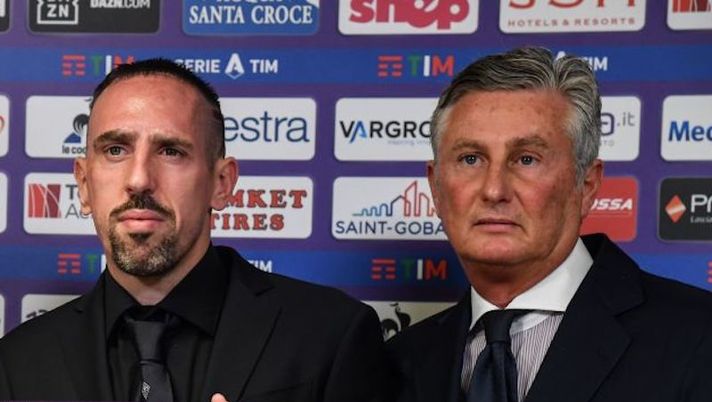 French midfielder Franck Ribery (C) holds his new jersey as he poses with Forientina's sport manager Joe Barone (L) and sport director Daniele Prade during a press conference held for his presentation, at the municipal stadium 'Artemio Franchi' in Florence, on August 22, 2019. (Photo by Andreas SOLARO / AFP) (Photo credit should read ANDREAS SOLARO/AFP via Getty Images) Pradè: “Non ci sono problemi tra Ribery e Prandelli: buonissimo rapporto” - immagine 1