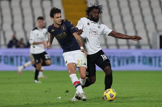 LA SPEZIA, ITALY - DECEMBER 23: Mbala Nzola of Spezia Calcio battles for the ball with Ivan Radovanovic of Genoa CFC during the Serie A match between Spezia Calcio and Genoa CFC at Stadio Alberto Picco on December 23, 2020 in La Spezia, Italy. (Photo by Gabriele Maltinti/Getty Images) LA SPEZIA, ITALY - DECEMBER 23: Mbala Nzola of Spezia Calcio battles for the ball with Ivan Radovanovic of Genoa CFC during the Serie A match between Spezia Calcio and Genoa CFC at Stadio Alberto Picco on December 23, 2020 in La Spezia, Italy. (Photo by Gabriele Maltinti/Getty Images)
