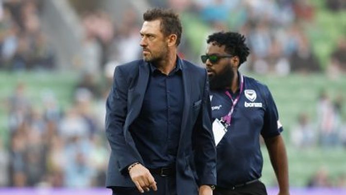 MELBOURNE, AUSTRALIA - DECEMBER 17: Head Coach of Melbourne Victory Tony Popovic is seen on the pitch after fans stormed the ground during the round eight A-League Men's match between Melbourne City and Melbourne Victory at AAMI Park, on December 17, 2022, in Melbourne, Australia. (Photo by Darrian Traynor/Getty Images) Il Melbourne Victory al derby senza i suoi tifosi: il tecnico “Sembrava una partita ai tempi del Covid” - immagine 1
