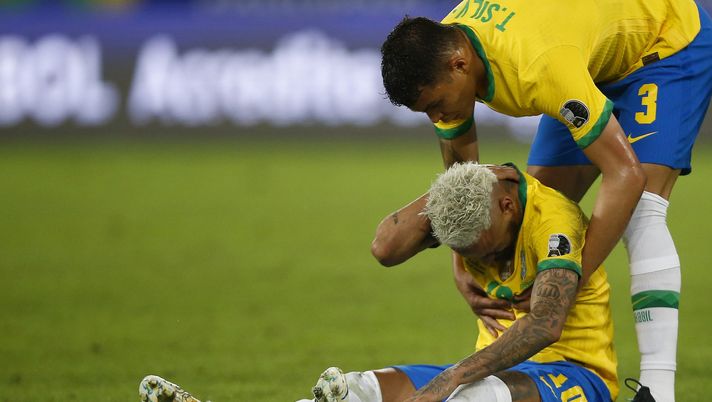RIO DE JANEIRO, BRAZIL - JUNE 23: Neymar Jr. of Brazil reacts after suffering an injury as teammate Thiago Silva helps him stand up during a Group B match between Brazil and Colombia as part of Copa America Brazil 2021 at Estadio Olímpico Nilton Santos on June 23, 2021 in Rio de Janeiro, Brazil. (Photo by Wagner Meier/Getty Images) RIO DE JANEIRO, BRAZIL - JUNE 23: Neymar Jr. of Brazil reacts after suffering an injury as teammate Thiago Silva helps him stand up during a Group B match between Brazil and Colombia as part of Copa America Brazil 2021 at Estadio Olímpico Nilton Santos on June 23, 2021 in Rio de Janeiro, Brazil. (Photo by Wagner Meier/Getty Images)